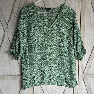 Well Worn Brand Green and White Floral Blouse